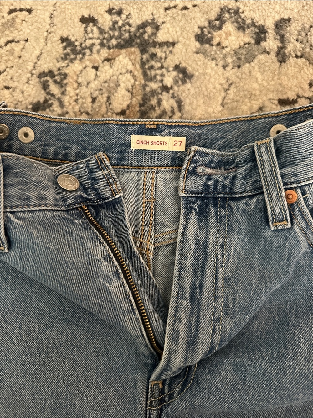 Levi's Cinched Mid-Thigh Shorts 27 - Picture 4 of 6